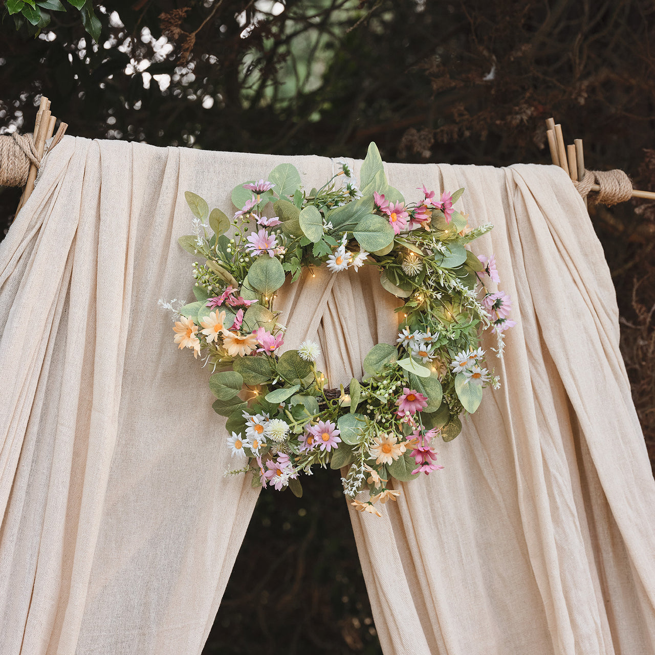 Beleuchteter 40cm LED‑Frühlingskranz mit Gänseblümchen & Timer an einem Leinentuch