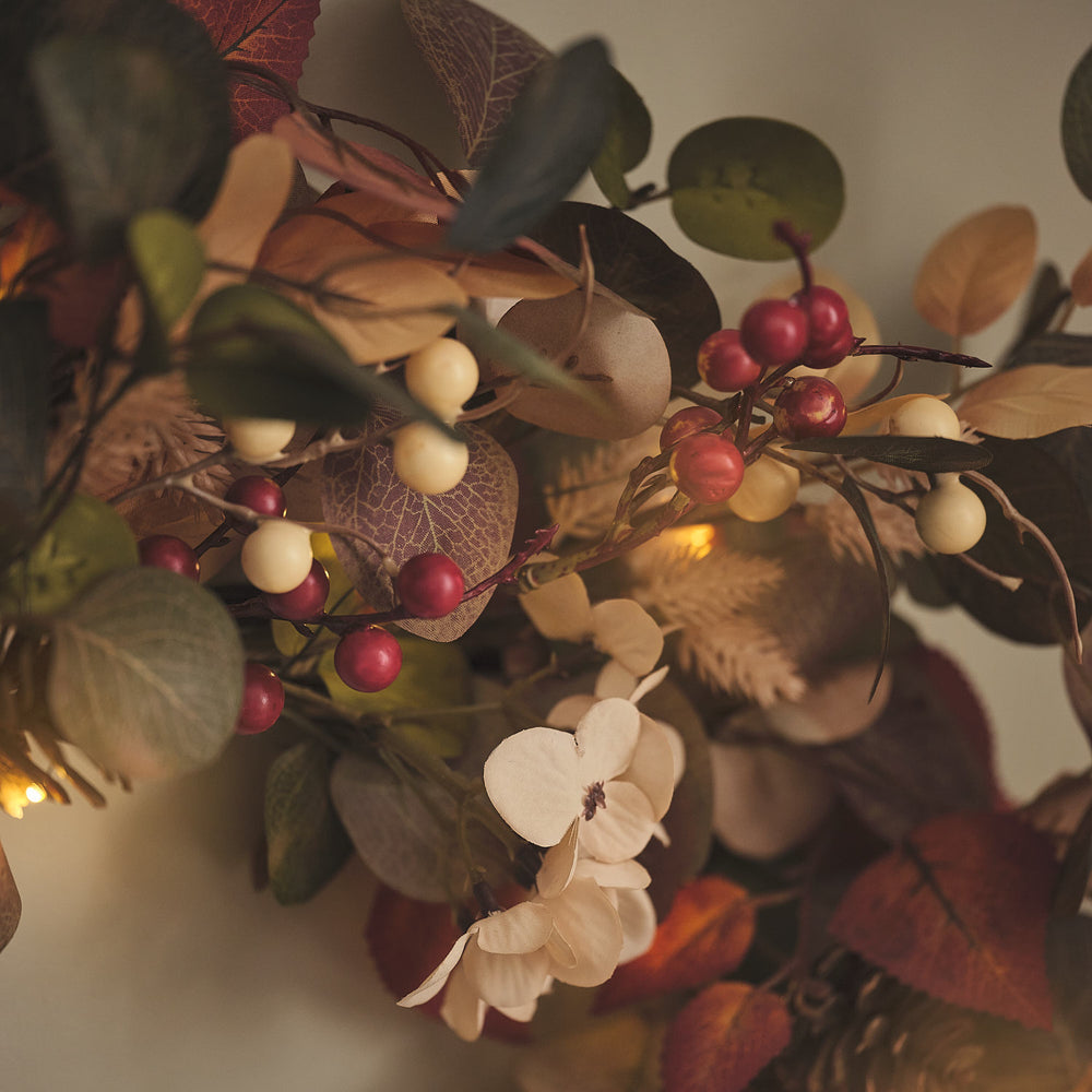 LED-Herbstkranz mit Timer, Beeren & warmweißen LEDs Nahaufnahme Früchte