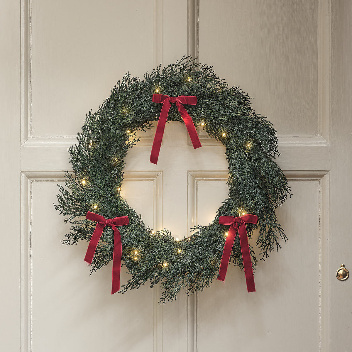60cm Outdoor-Weihnachtskranz mit roten Schleifen und warmweißer Beleuchtung