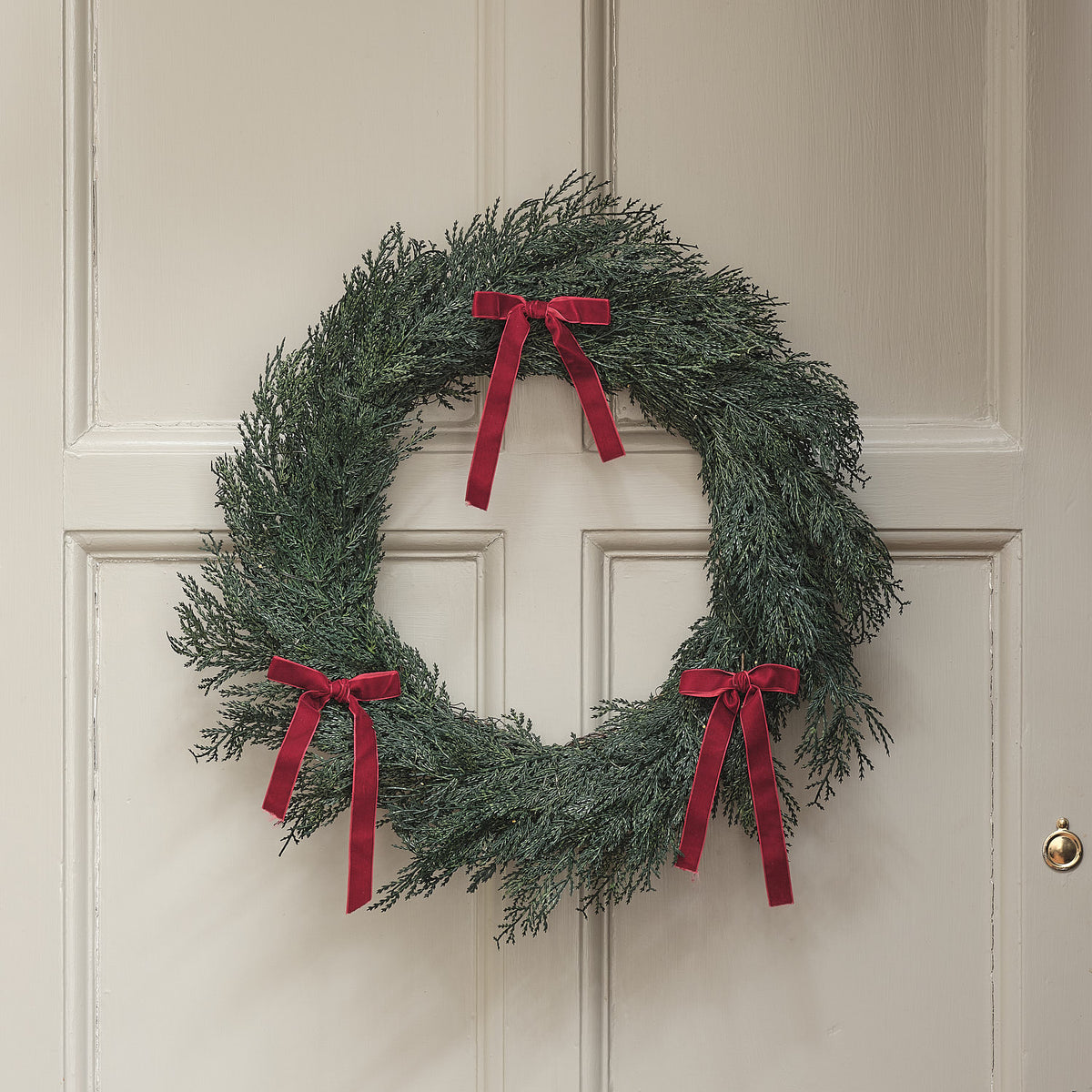 60cm Outdoor-Weihnachtskranz mit roten Schleifen und warmweißer Beleuchtung