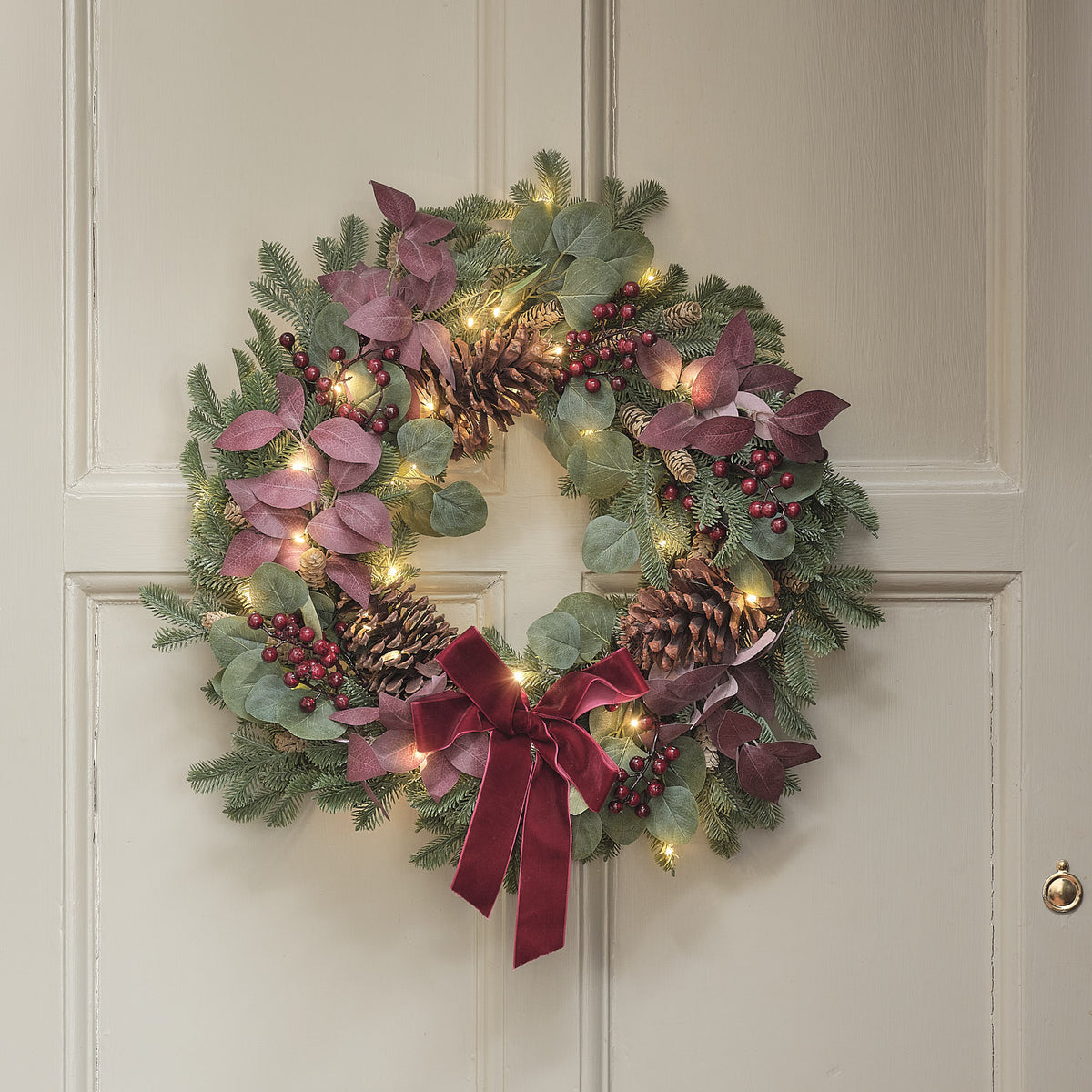 2er Set Geborgenheit und Freude aus 60 cm Weihnachtskranz und Dekozweig mit warmweißer Beleuchtung