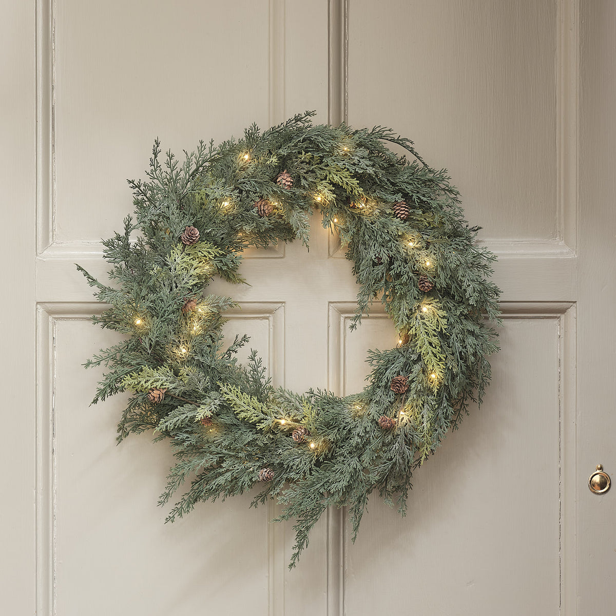 60 cm LED-Weihnachtskranz außen mit Tannenzapfen, Koniferen und warmweißen LEDs