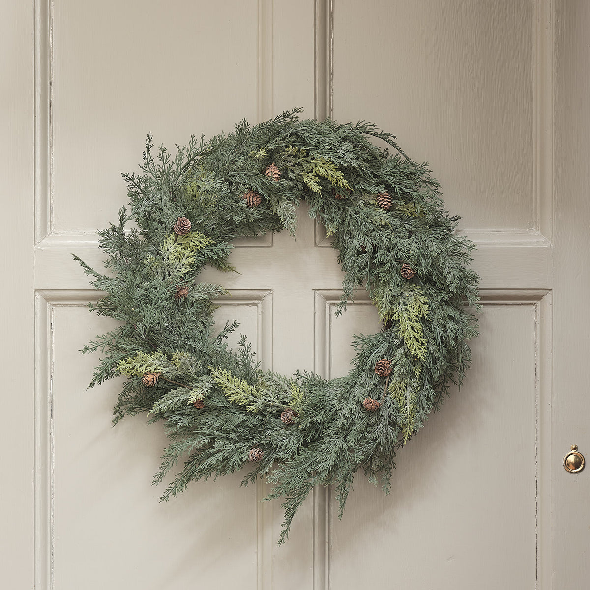 60 cm LED-Weihnachtskranz außen mit Tannenzapfen, Koniferen und warmweißen LEDs