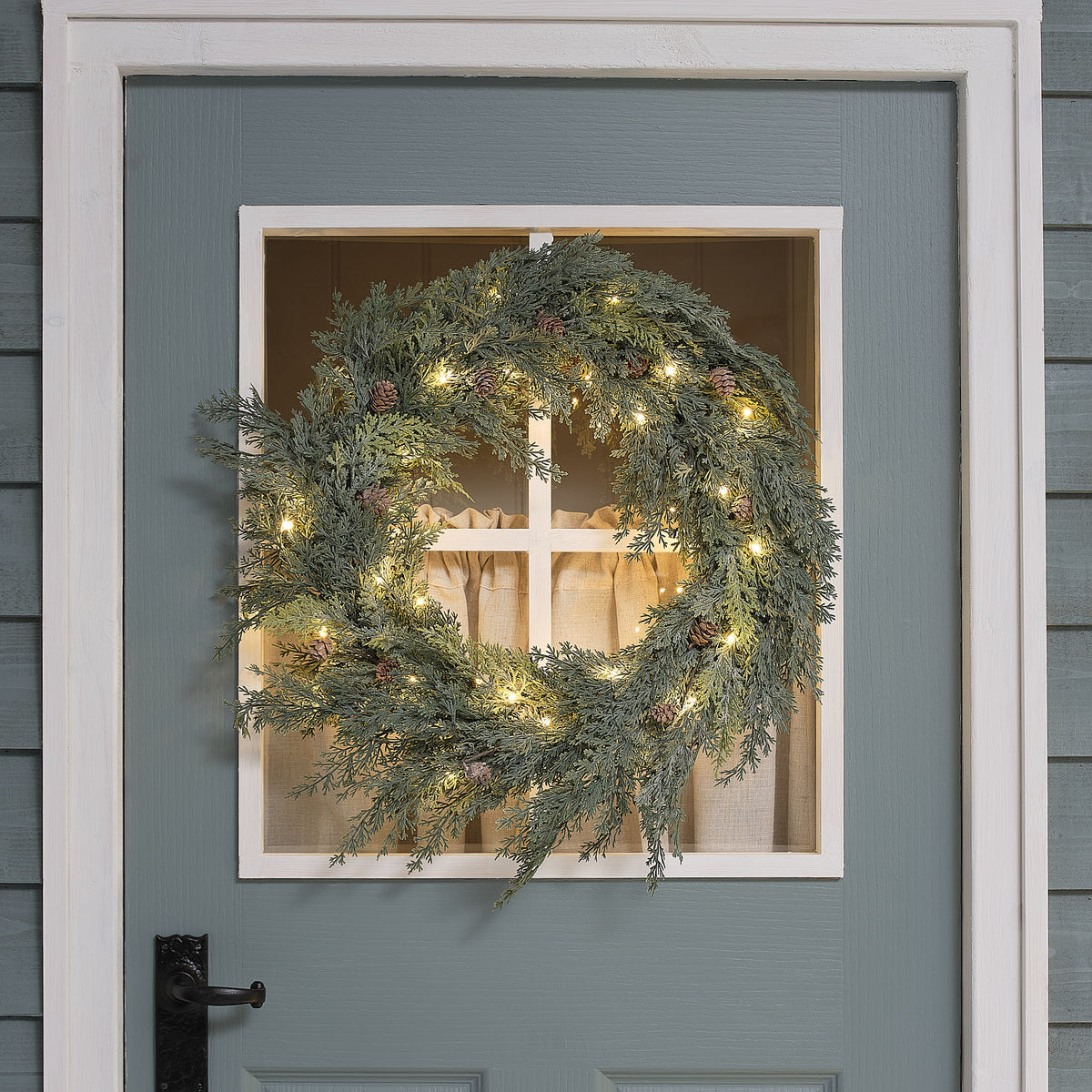 60 cm LED-Weihnachtskranz außen mit Tannenzapfen, Koniferen und warmweißen LEDs