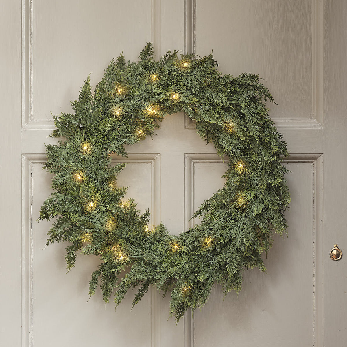 60cm Beleuchteter Weihnachtskranz außen mit Tannenzapfen und 50 warmweißen LEDs