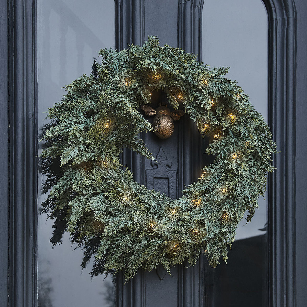 60cm Beleuchteter Weihnachtskranz außen mit Tannenzapfen und 50 warmweißen LEDs