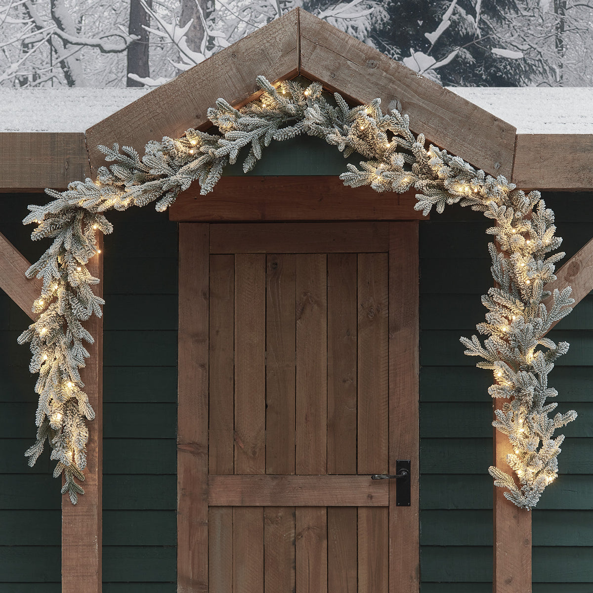 verschneite Outdoor-Girlande mit Beleuchtung
