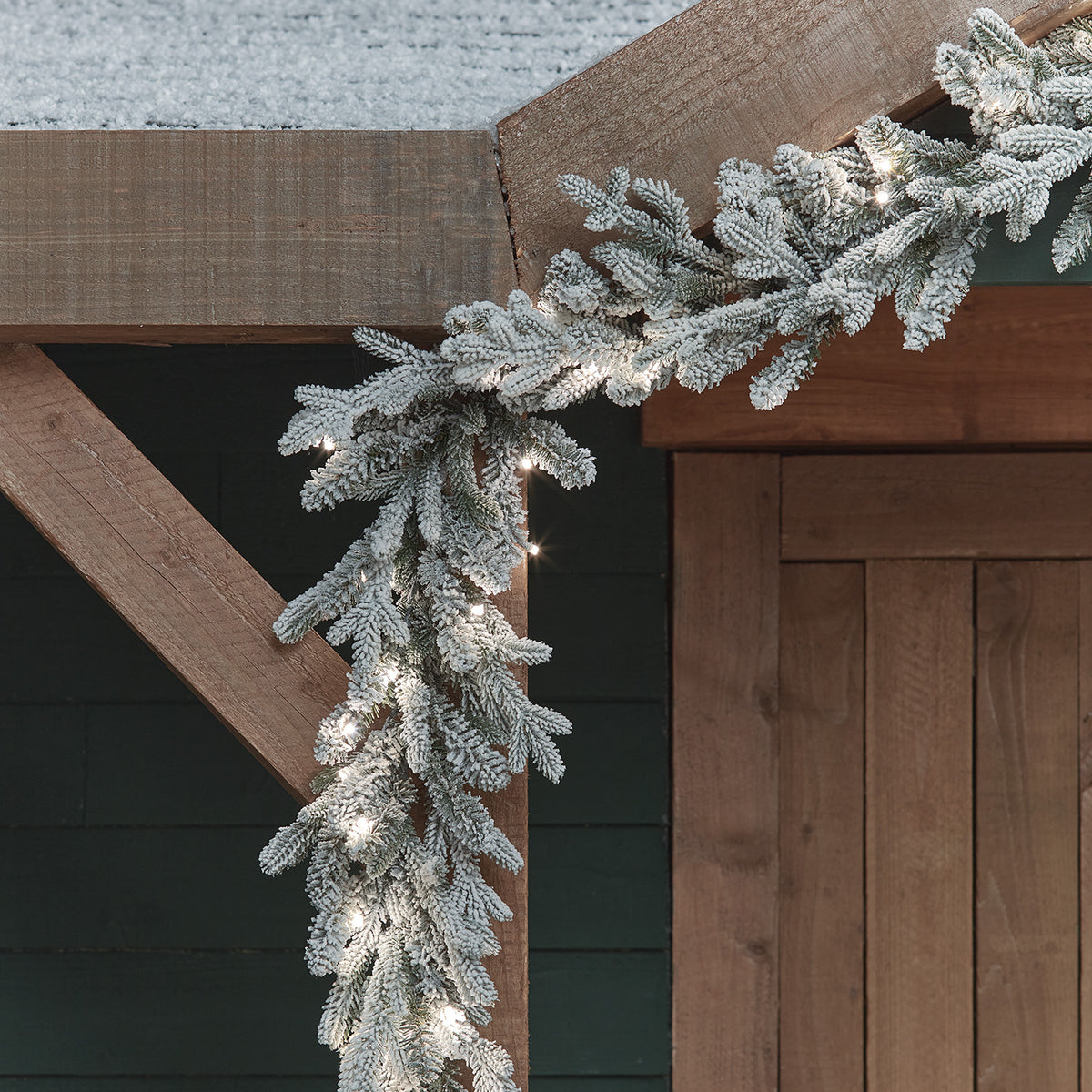 verschneite Outdoor-Girlande mit Beleuchtung