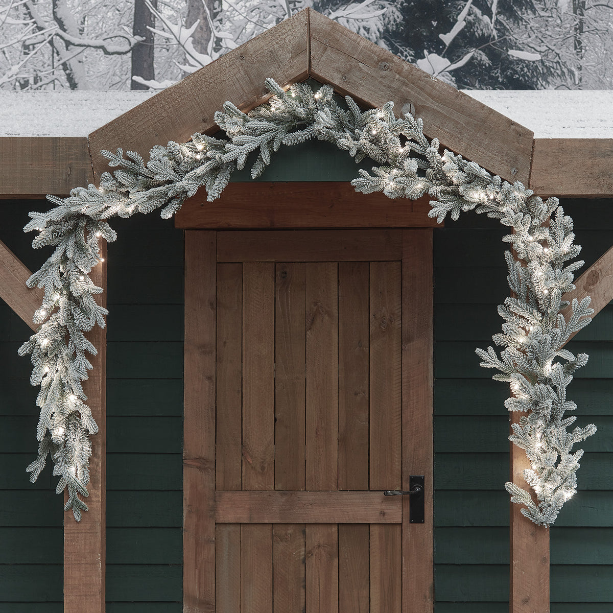 verschneite Outdoor-Girlande mit Beleuchtung
