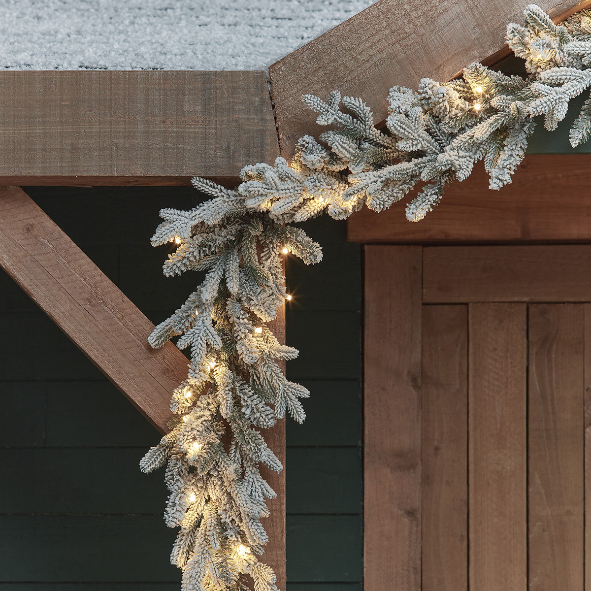 verschneite Outdoor-Girlande mit Beleuchtung