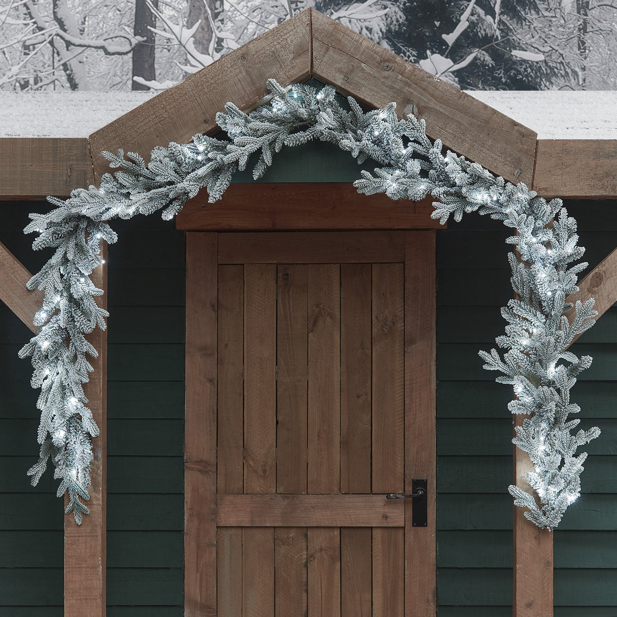 verschneite Outdoor-Girlande mit Beleuchtung