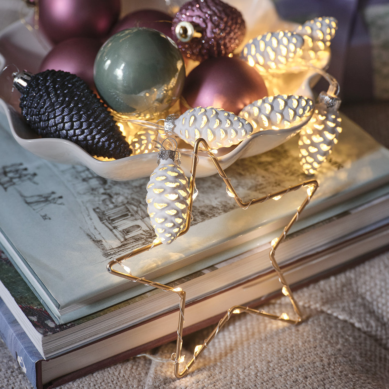 Beleuchteter Weihnachtskranz mit TruGlow® Kerzen, Tannenzapfen und weißen Beeren