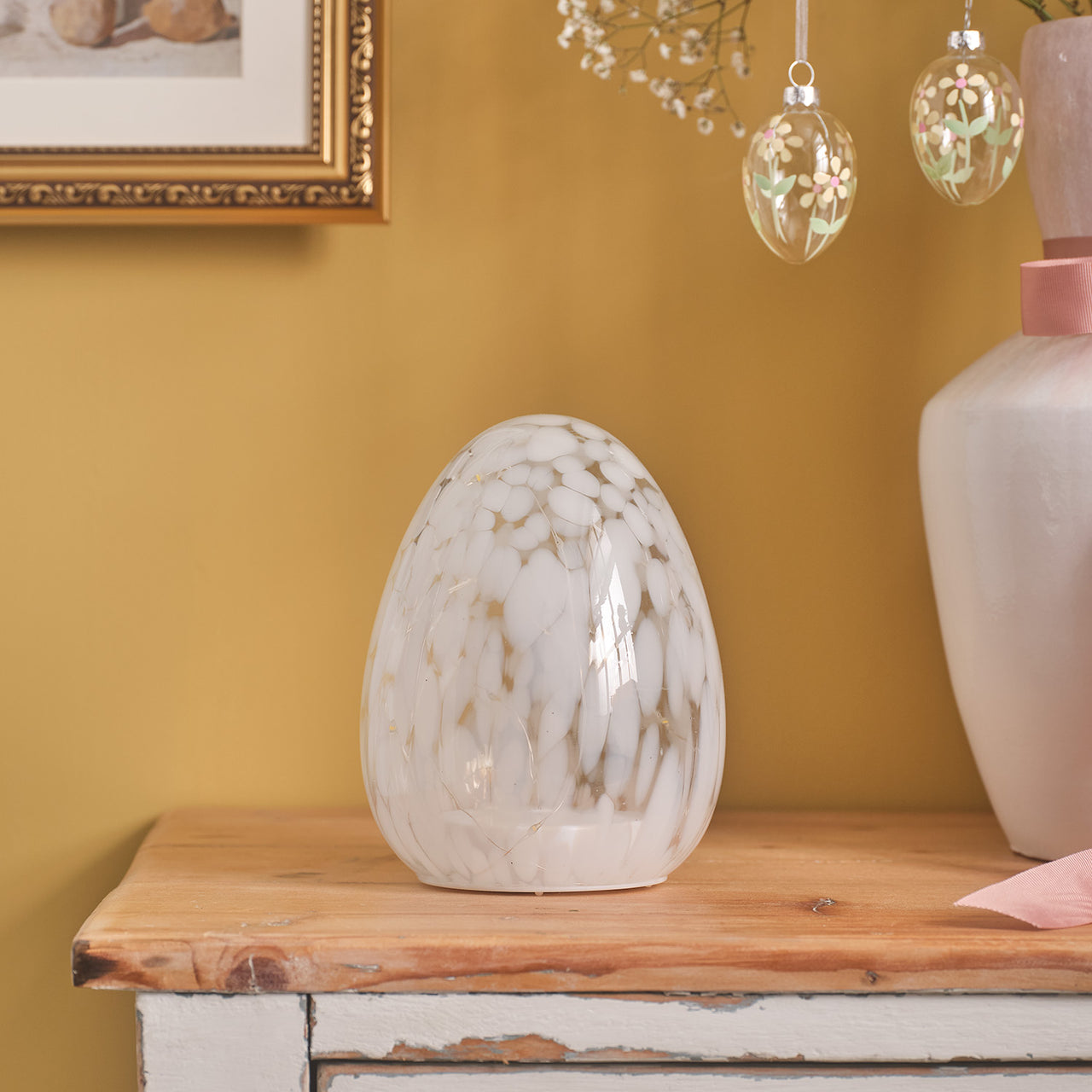 Weißes LED-Osterei aus Glas mit Konfettieffekt & Timer