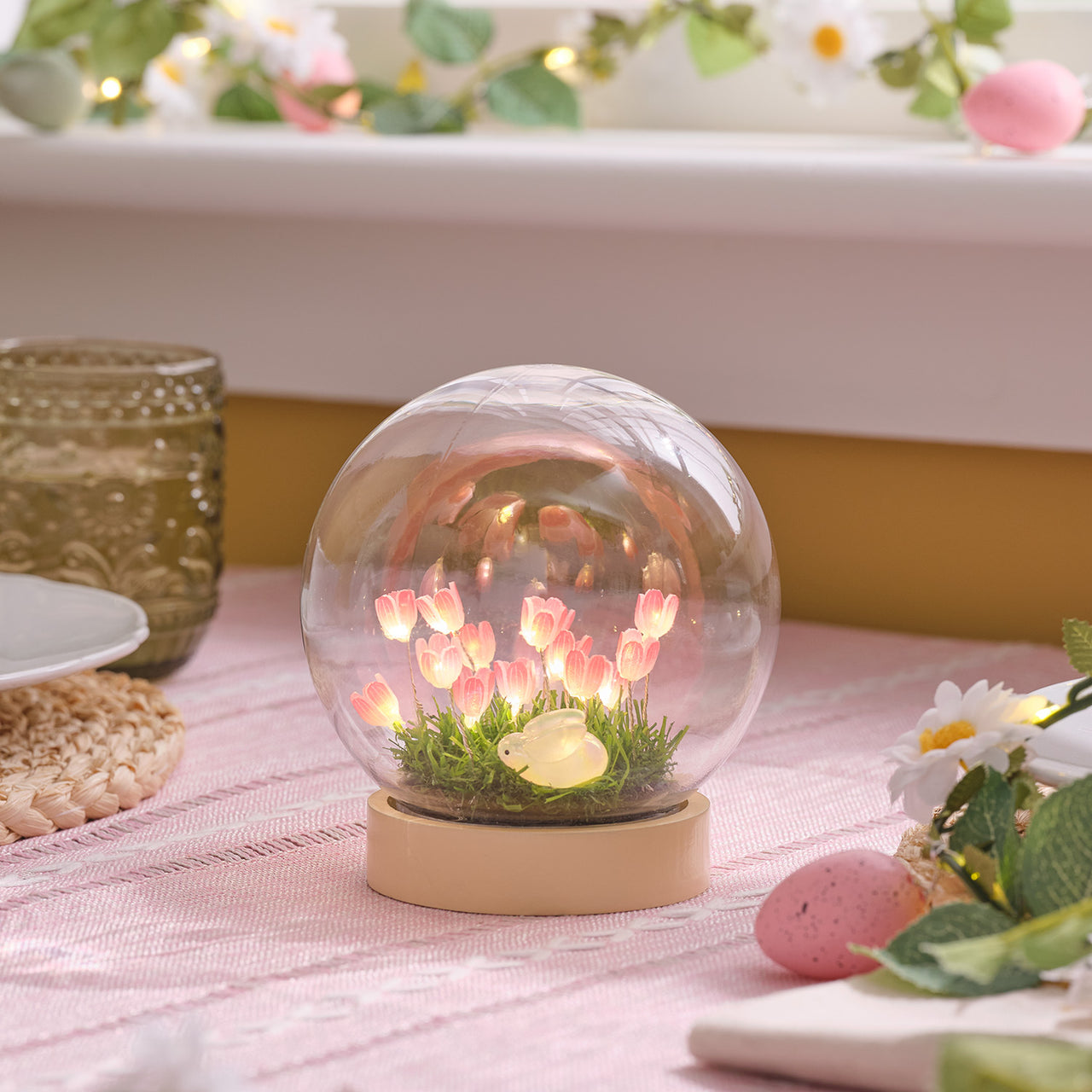 Batteriebetriebene LED-Osterkugel mit Hase & rosa Blumen