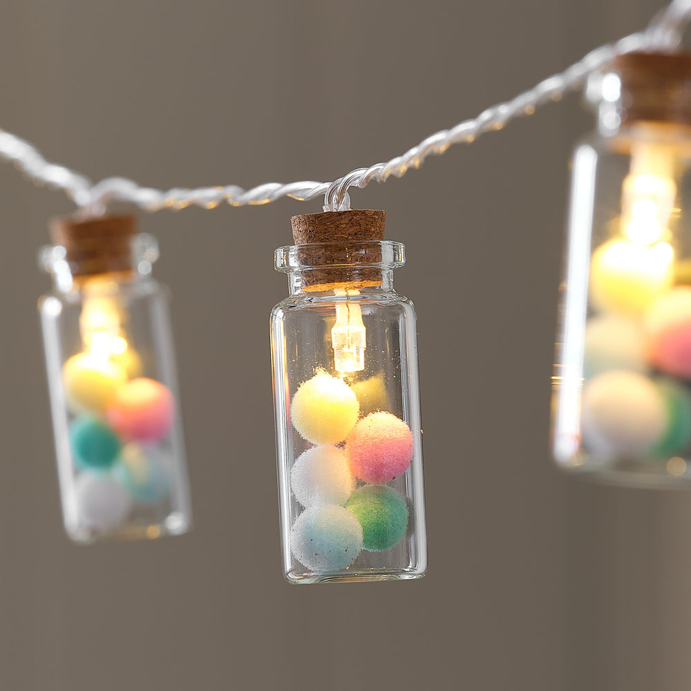 10er LED-Lichterkette mit Glasfläschchen & Pastell-Pompoms warmweiß/pastellbunt