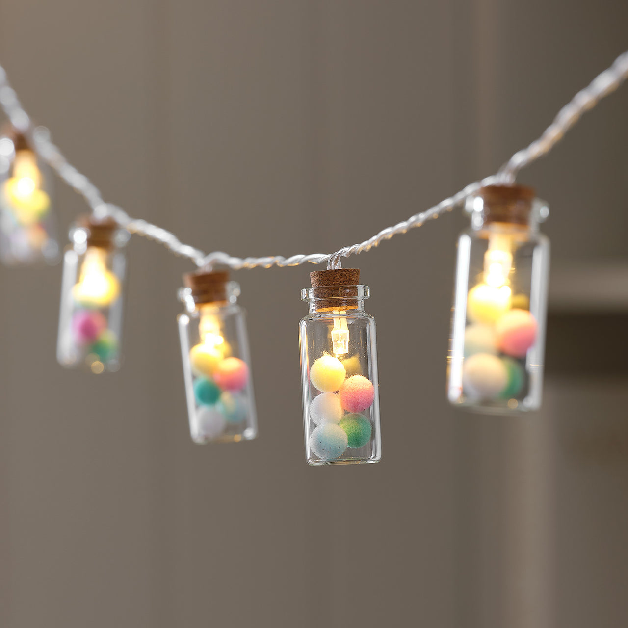 10er LED-Lichterkette mit Glasfläschchen & Pastell-Pompoms warmweiß/pastellbunt