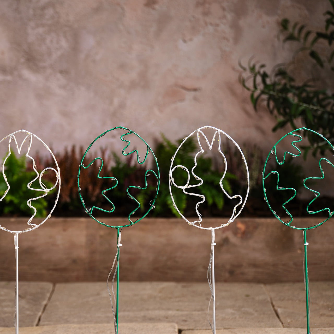 4er Set LED-Osterei-Gartenstecker mit Mikro-Lichtern in Grün & Weiß