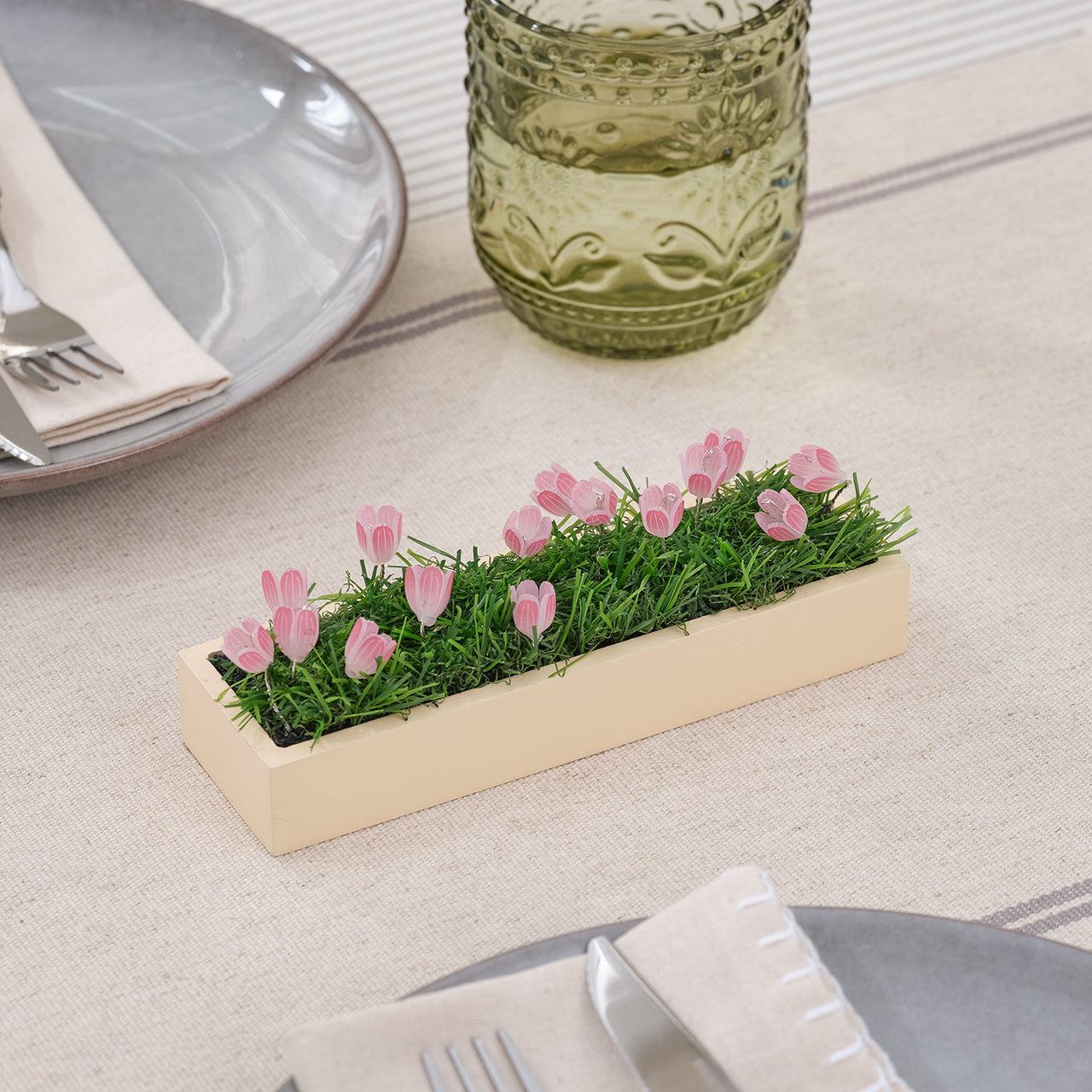 Mini LED-Tulpen Tischdeko auf Holzsockel in Rosa