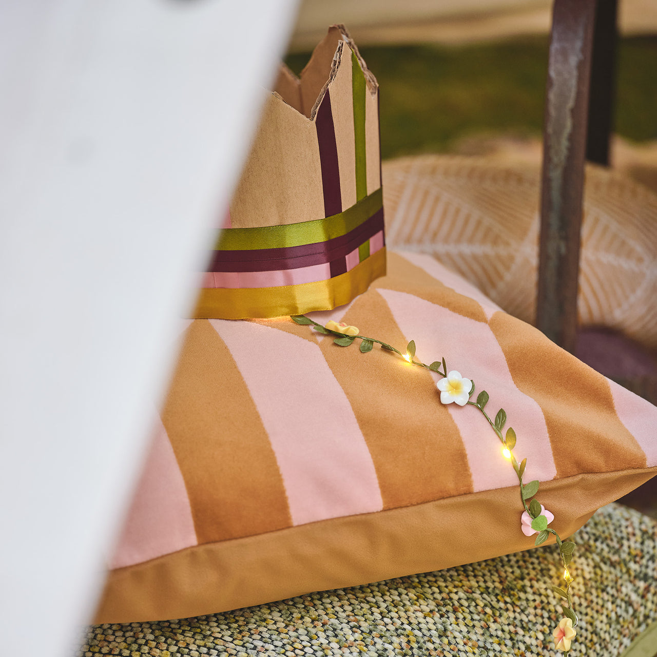 Mikro LED-Lichterkette mit Feldblumen auf einem Kissen