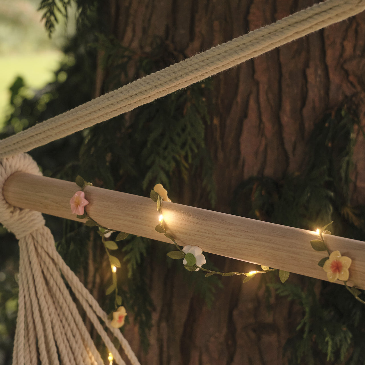 Mikro LED-Lichterkette mit Feldblumen an einer Schaukel