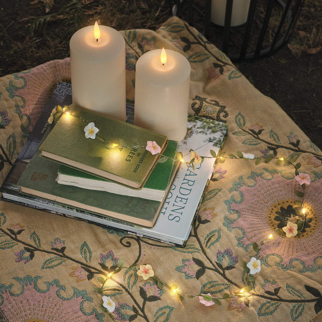 Mikro LED-Lichterkette mit Feldblumen auf Picknivkdeko mit LED-Kerzen