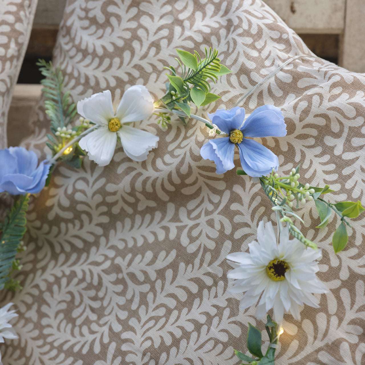 Weißer / blauer LED-Blumenkranz mit warmweißen Mikro-LEDs & Timer