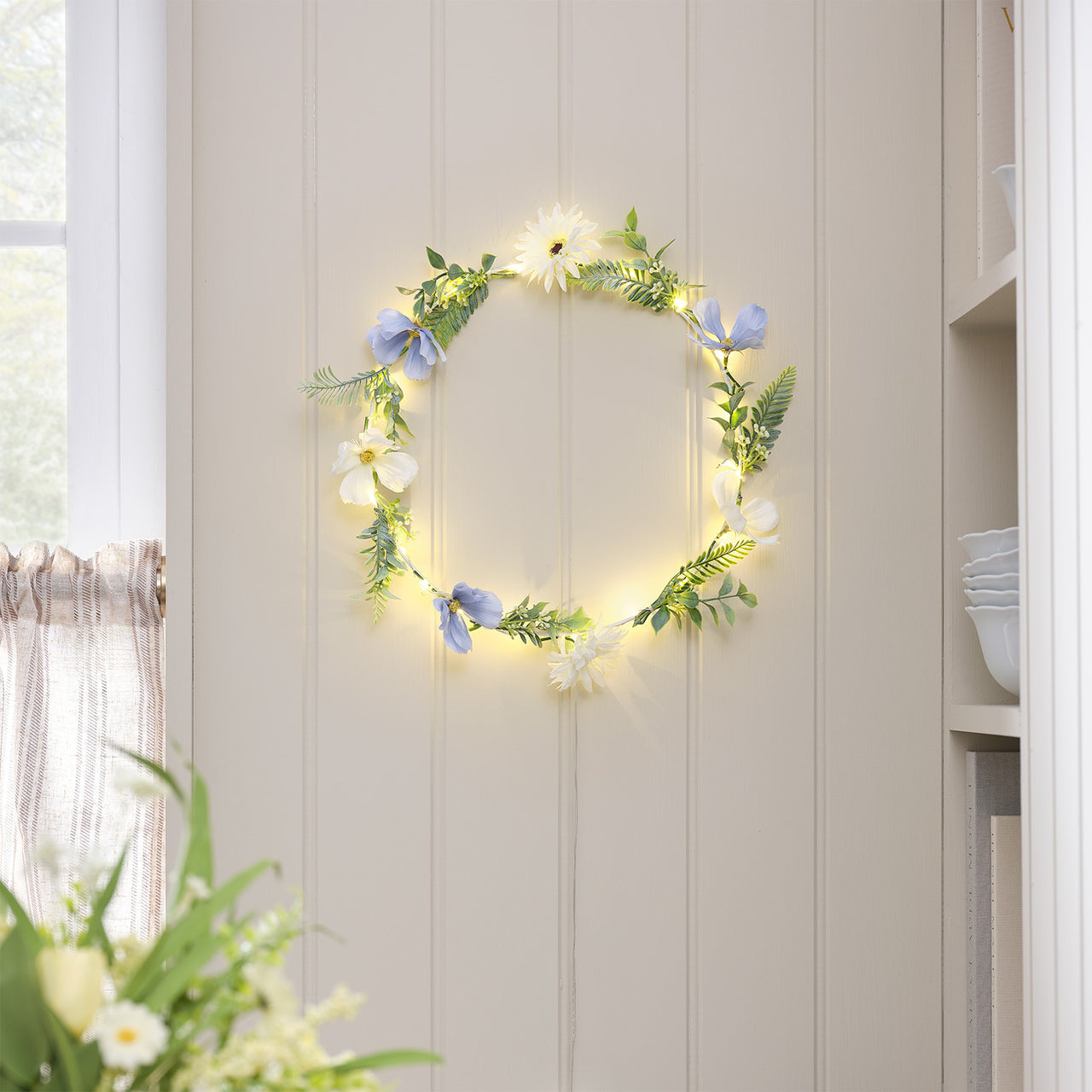 Weißer / blauer LED-Blumenkranz mit warmweißen Mikro-LEDs & Timer