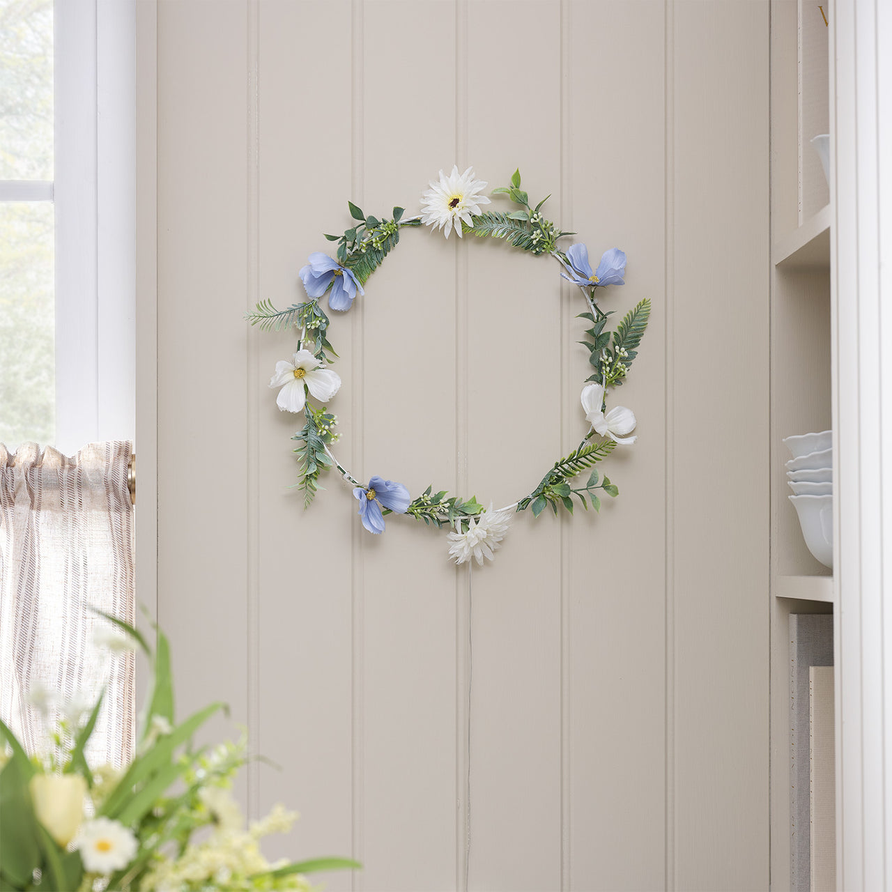 Weißer / blauer LED-Blumenkranz mit warmweißen Mikro-LEDs & Timer