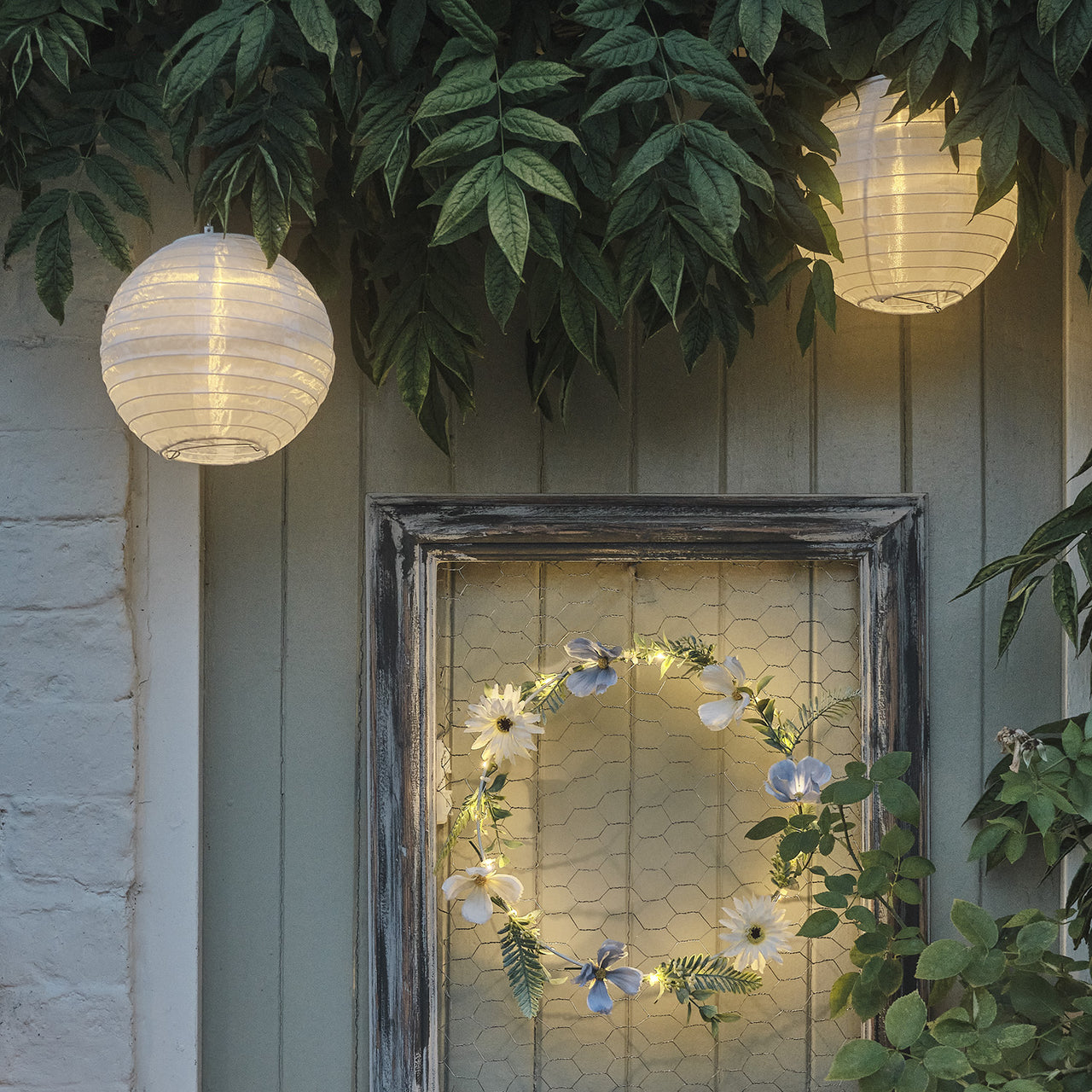 Weißer / blauer LED-Blumenkranz mit warmweißen Mikro-LEDs & Timer mit Lampions