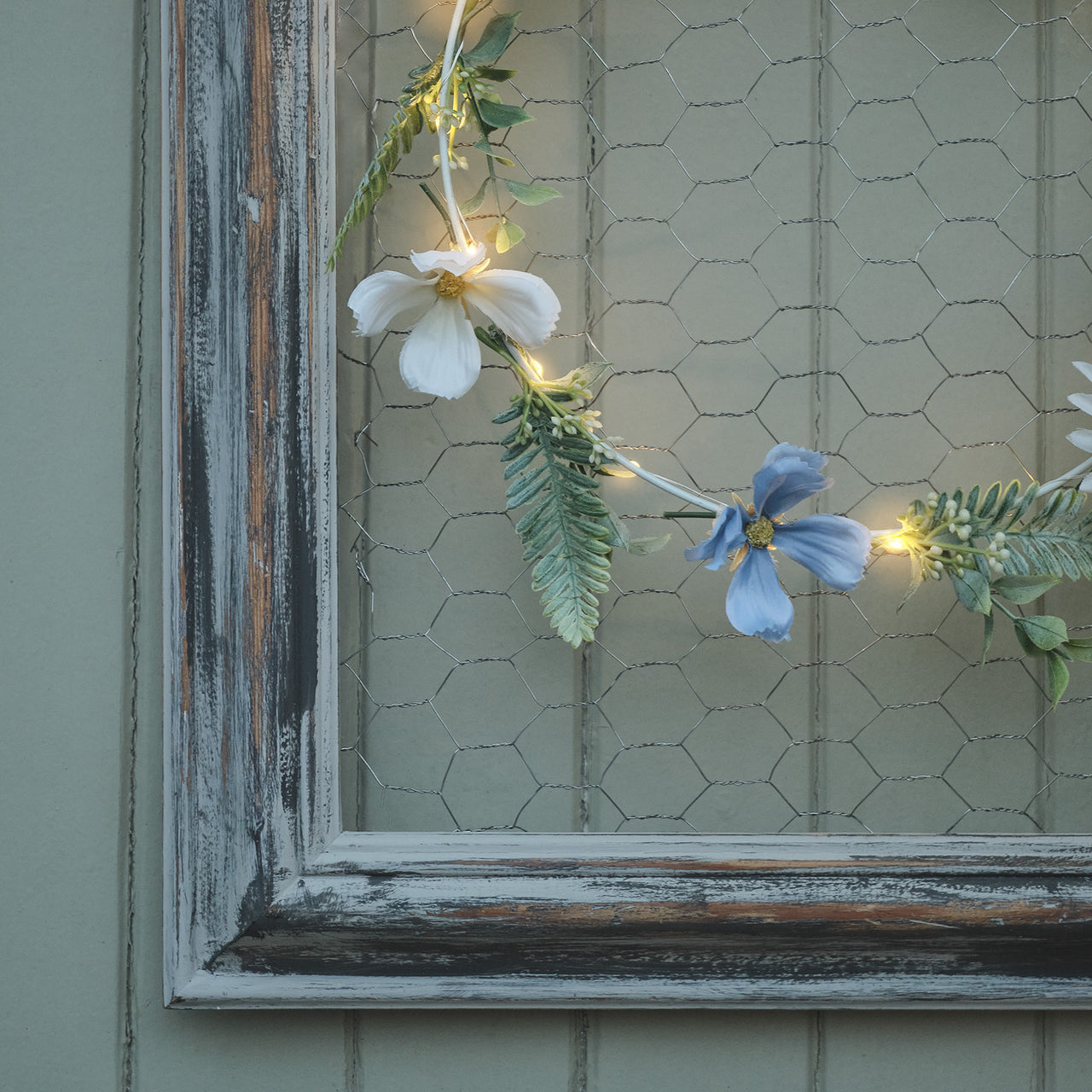 Weißer / blauer LED-Blumenkranz mit warmweißen Mikro-LEDs & Timer