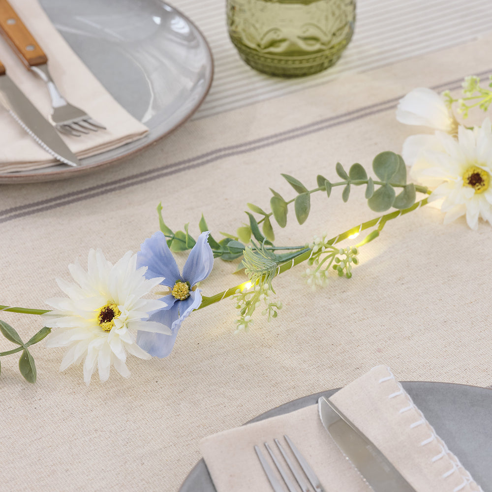 LED-Blumengirlande mit warmweißen Mikro-LEDs in Blau & Weiß auf Tisch