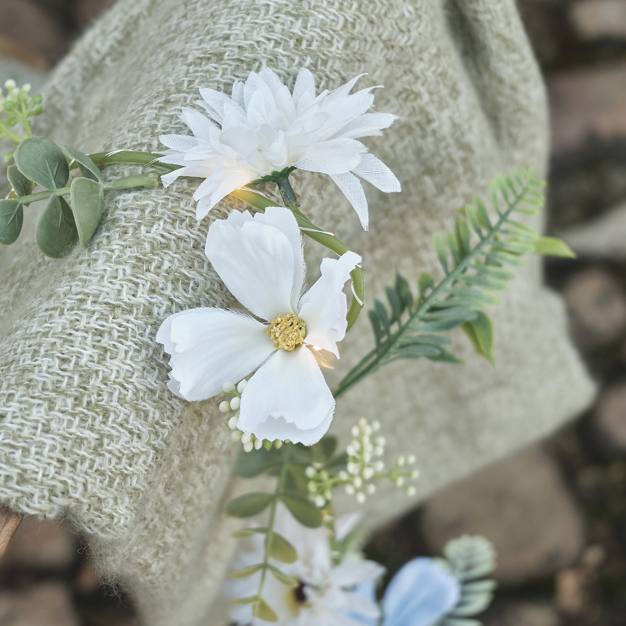 LED-Blumengirlande mit warmweißen Mikro-LEDs in Blau & Weiß Nahaufnahme