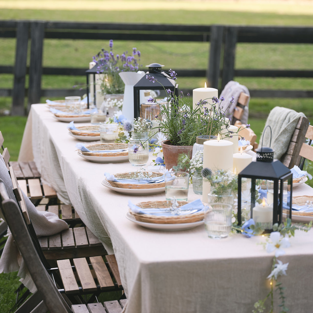 LED-Blumengirlande mit warmweißen Mikro-LEDs in Blau & Weiß auf Tisch im Freien