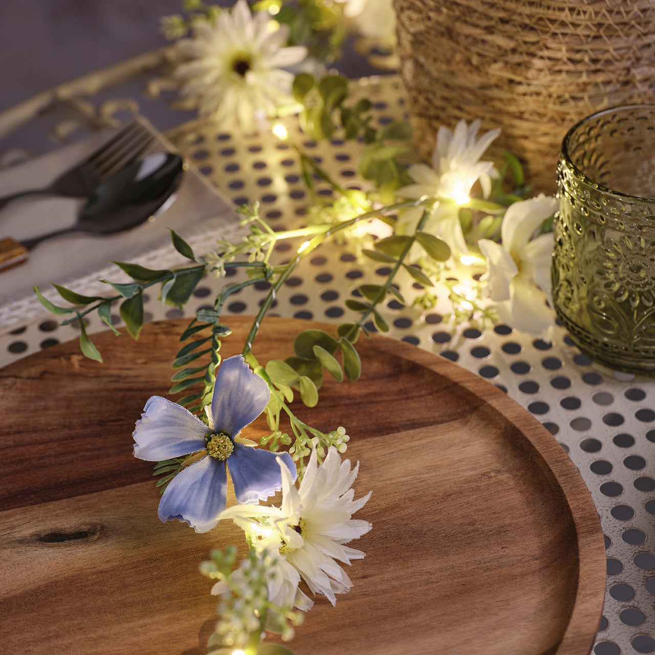 LED-Blumengirlande mit warmweißen Mikro-LEDs in Blau & Weiß Nahaufnahme