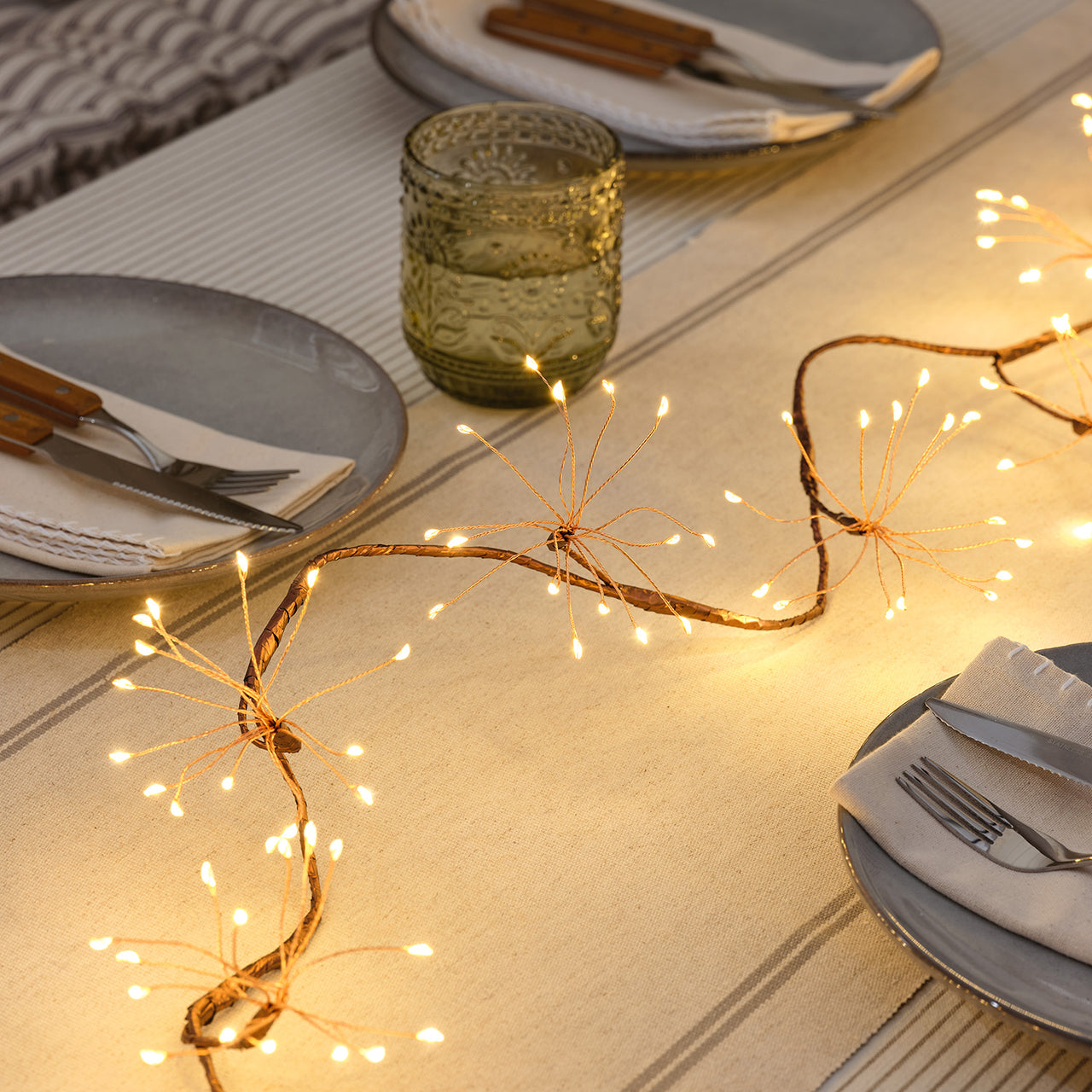 "Feuerwerk"-Lichtergirlande mit 150 Mikro-LEDs auf einem Tisch