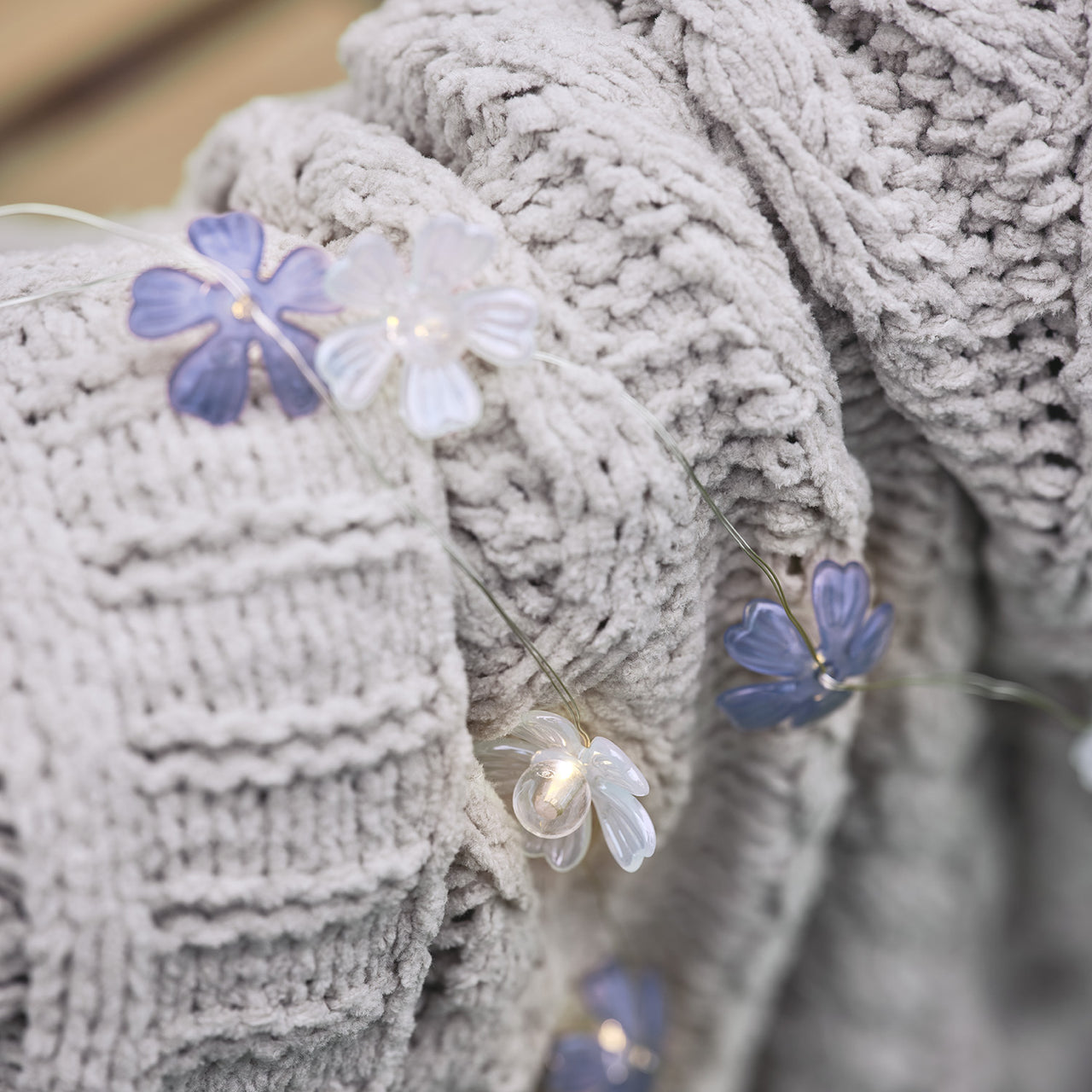 Blaue & weiße Mikro-LED-Blumenlichterkette Warmweiß mit Timer