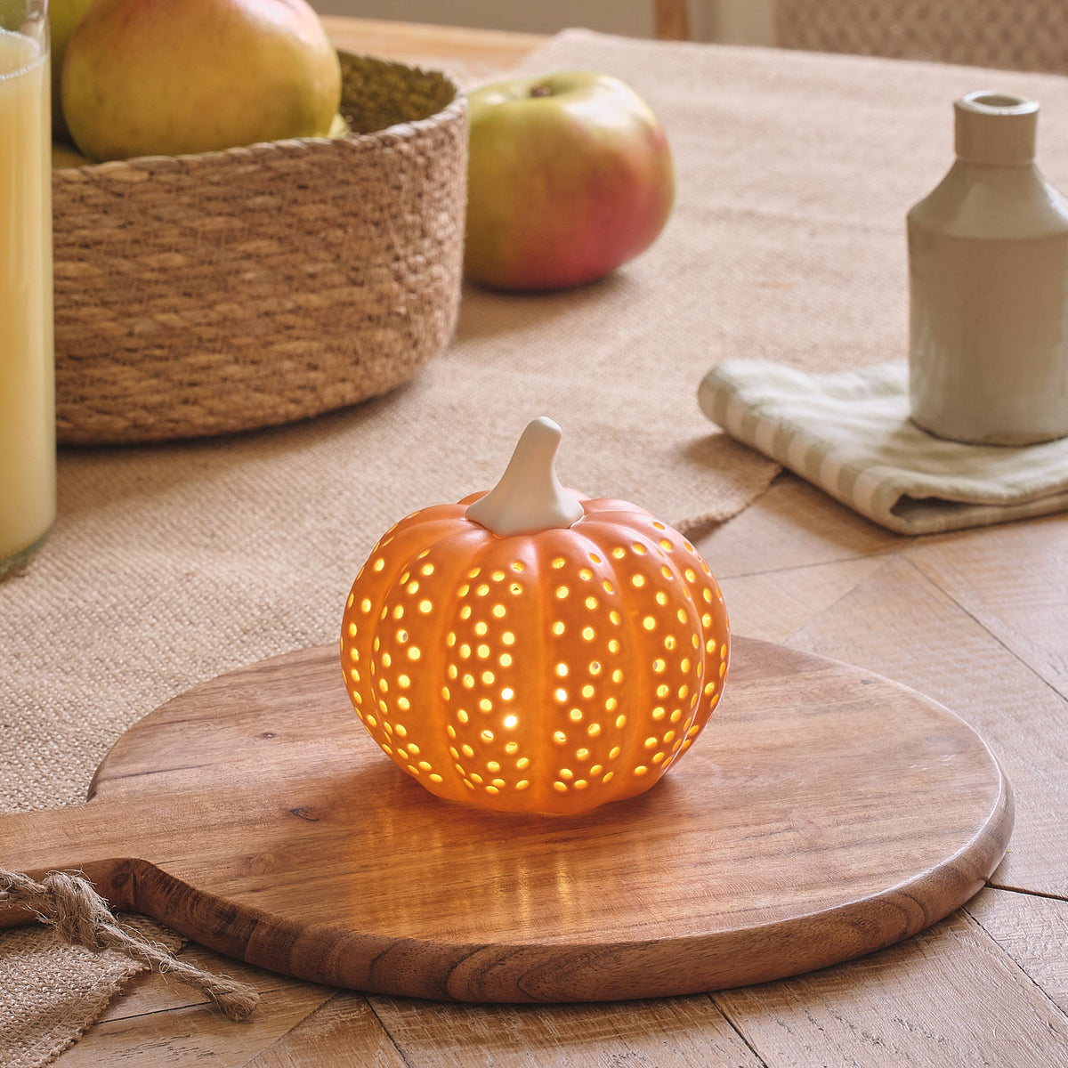 LED-Kürbis aus Porzellan als Herbstdeko mit Timer