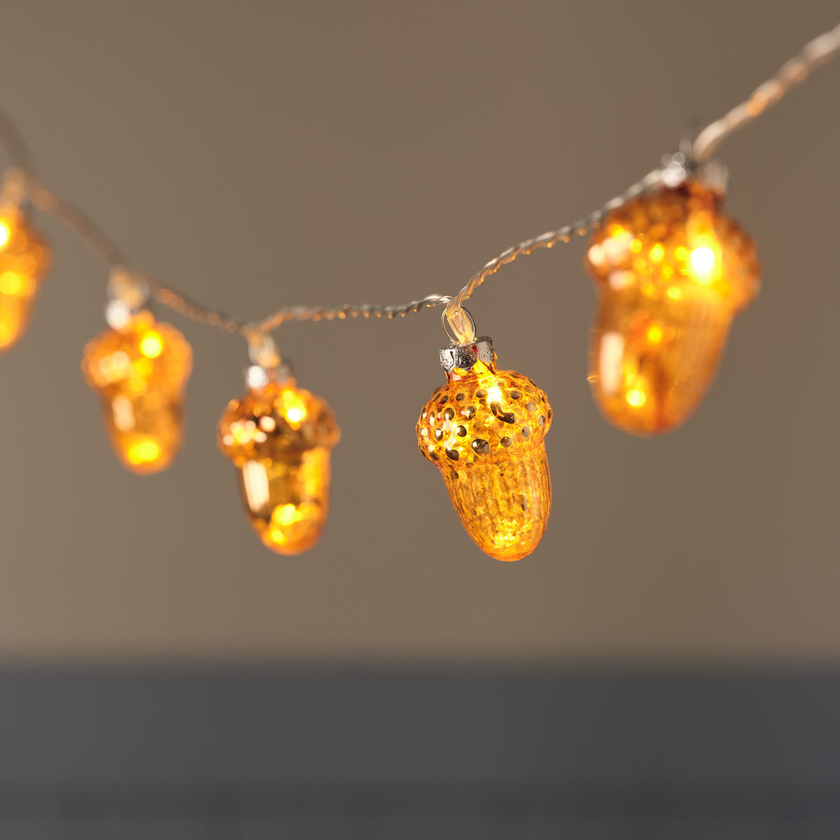 10er Herbst-LED-Lichterkette mit Glas-Eicheln