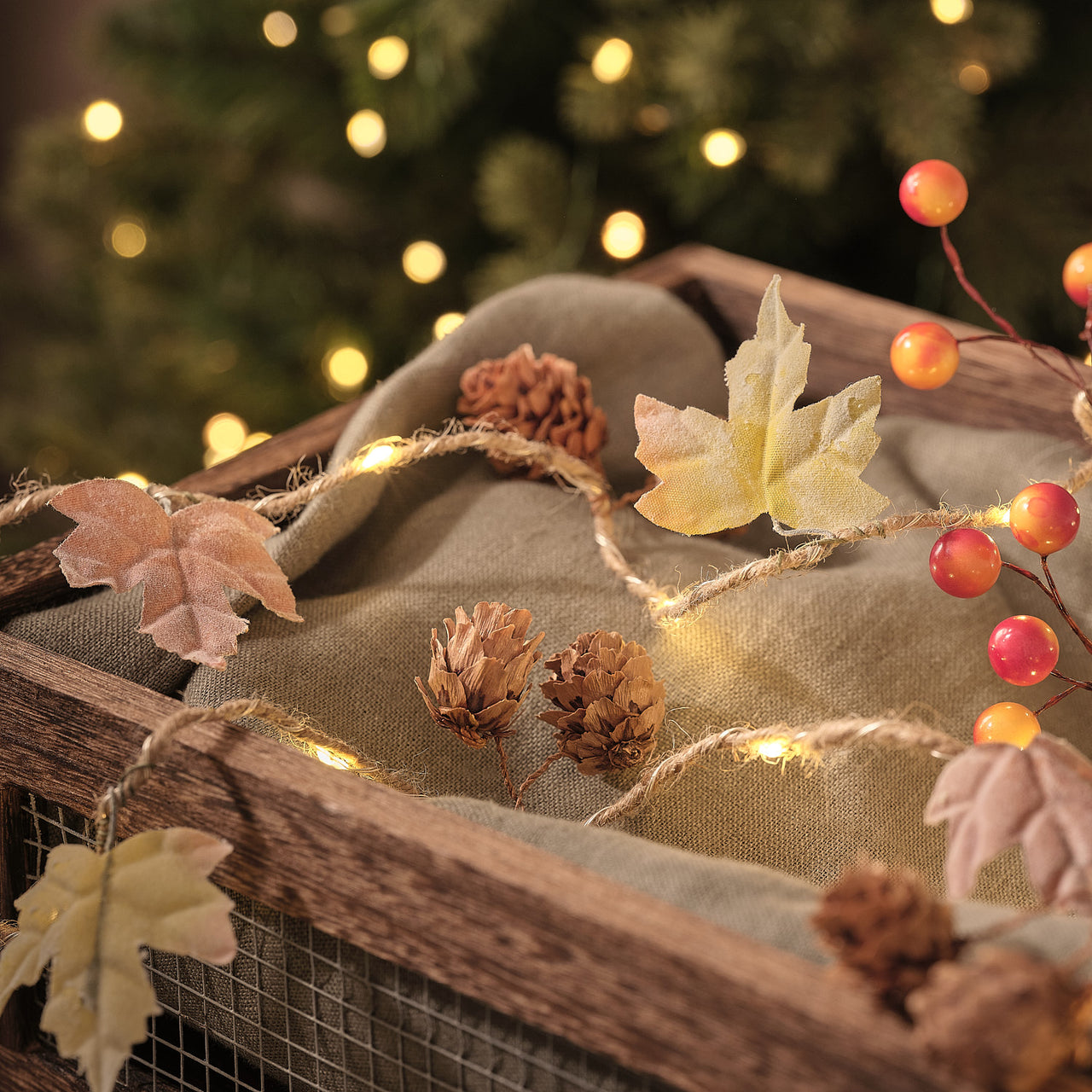 2 m LED-Herbstgirlande mit Blättern, Tannenzapfen & 20 Mikro-LEDs, Warmweiß