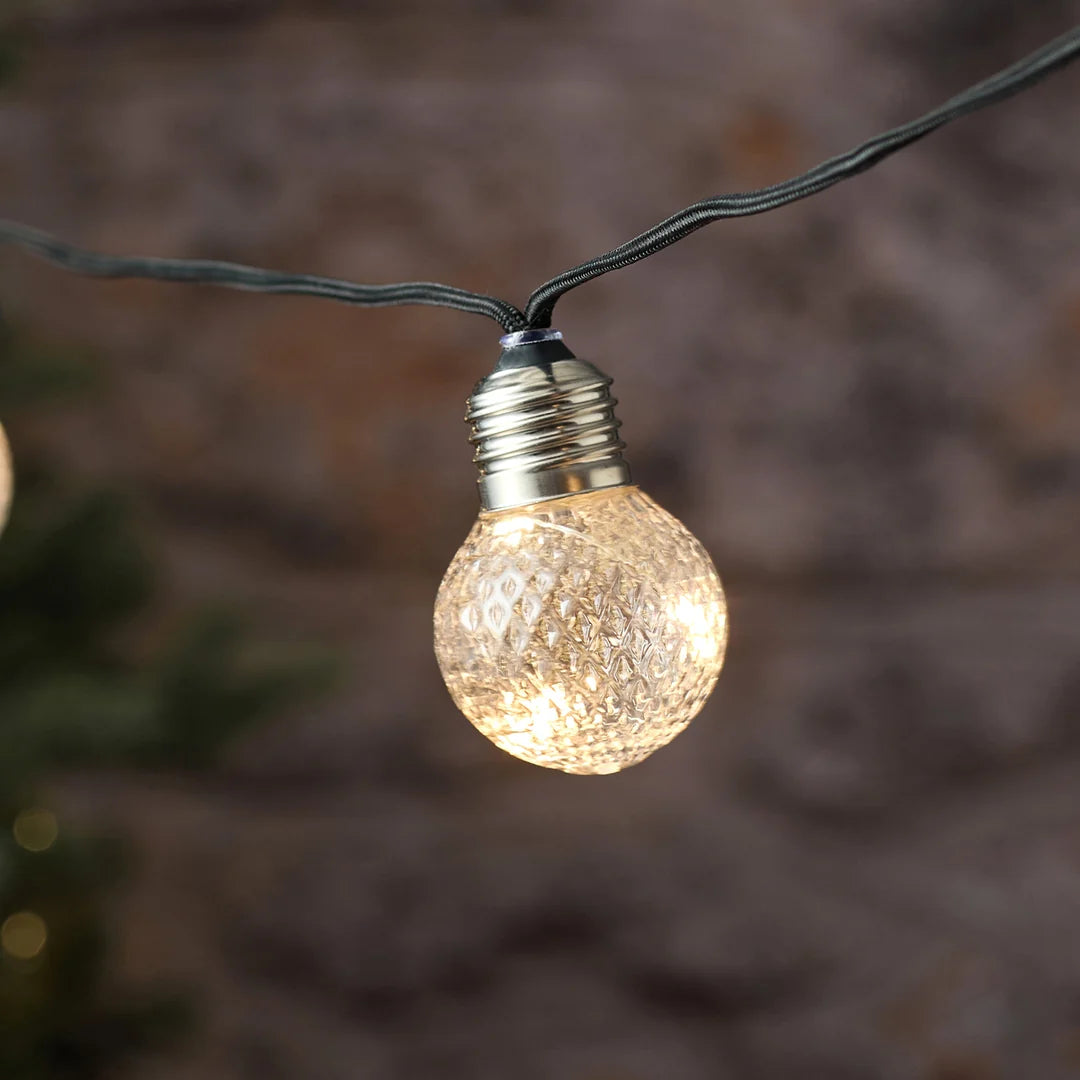 Detailansicht einer warmweißen LED-Glühbirne mit Strukturmuster.