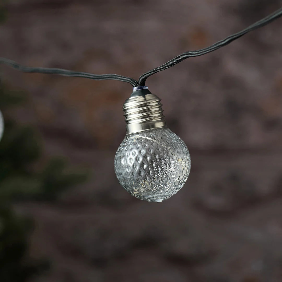 Detailansicht einer silbernen LED-Glühbirne mit Strukturmuster.