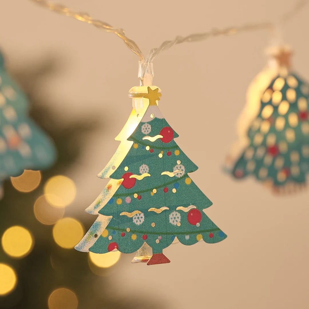 Detailansicht eines Tannenbaum-Anhängers mit Sternspitze an Lichterkette.