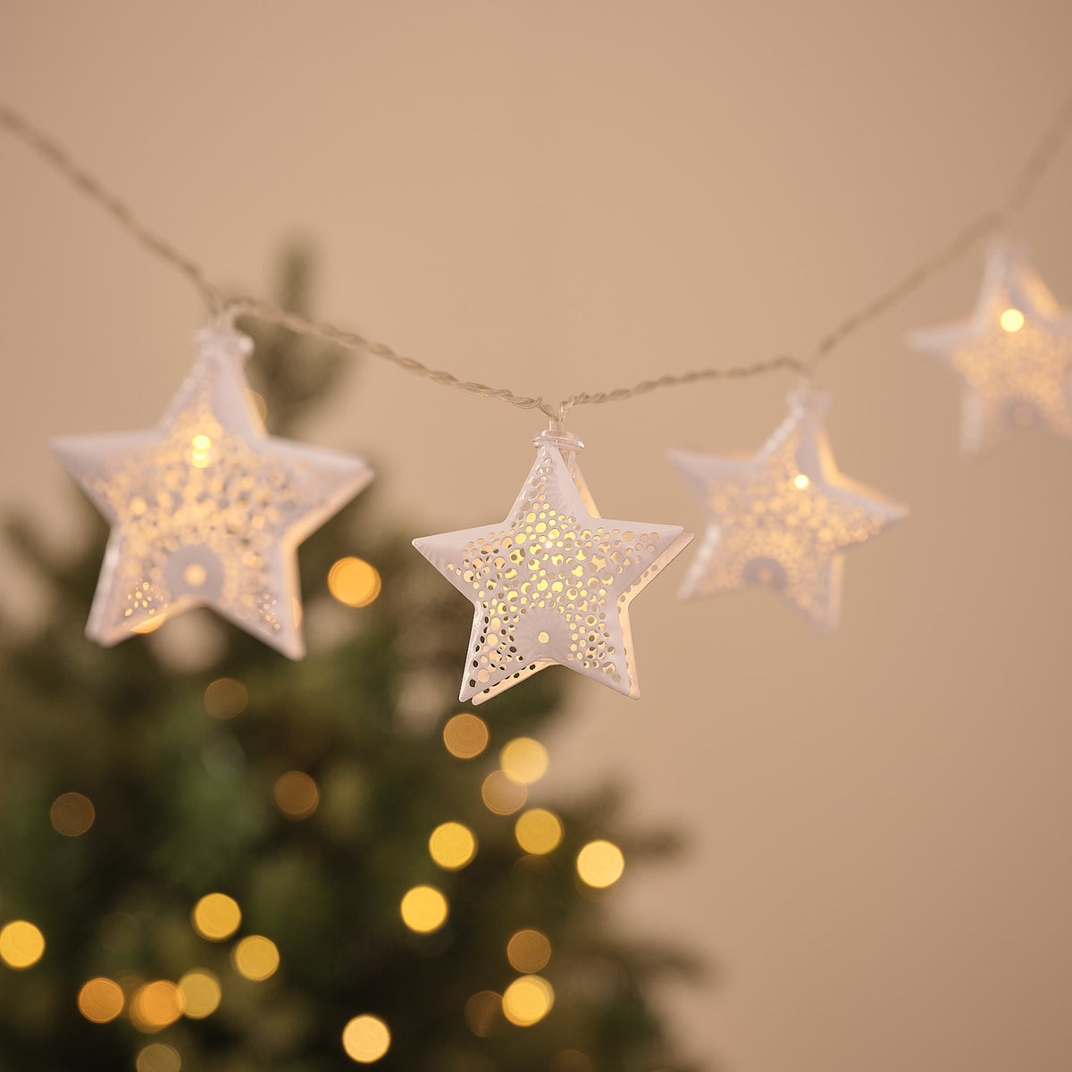 Warmweiße LED-Lichterkette mit 20 weißen Metallsternen