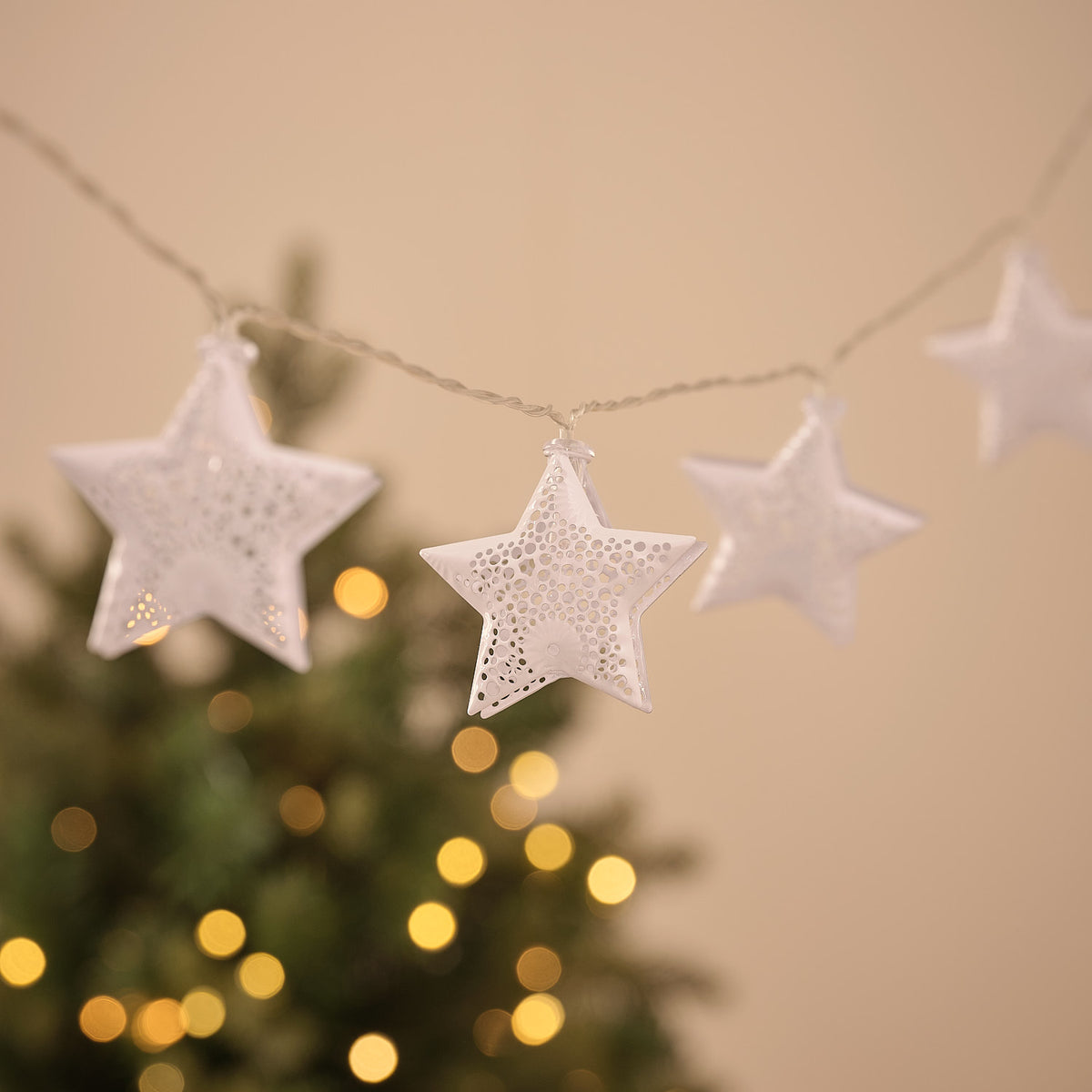 Warmweiße LED-Lichterkette mit 20 weißen Metallsternen