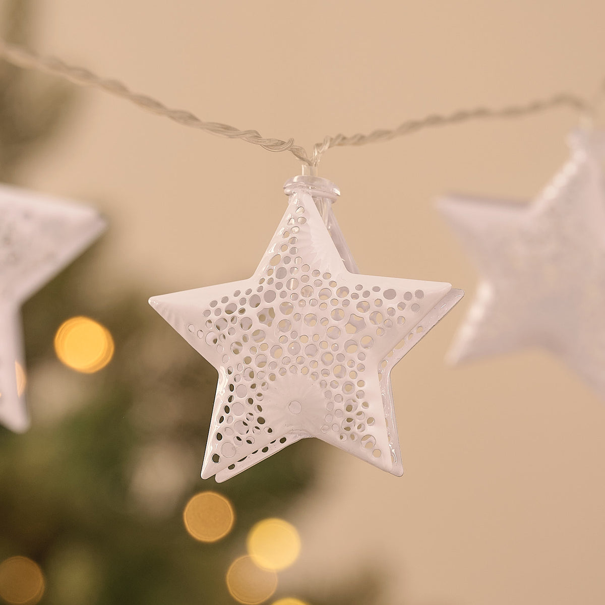 Warmweiße LED-Lichterkette mit 20 weißen Metallsternen