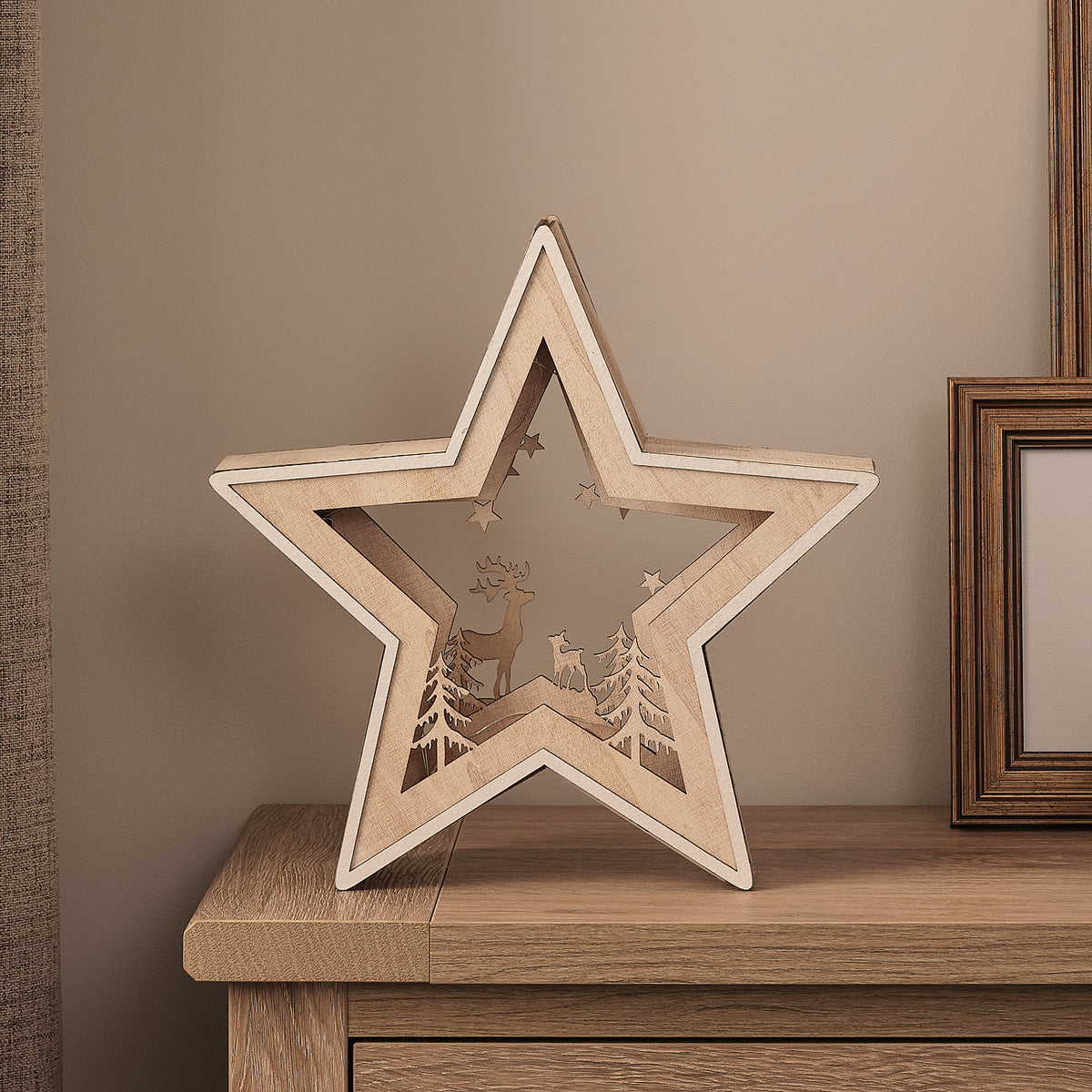 28 cm LED-Holzsilhouette Rentier unter Sternen in Warmweiß mit Timer