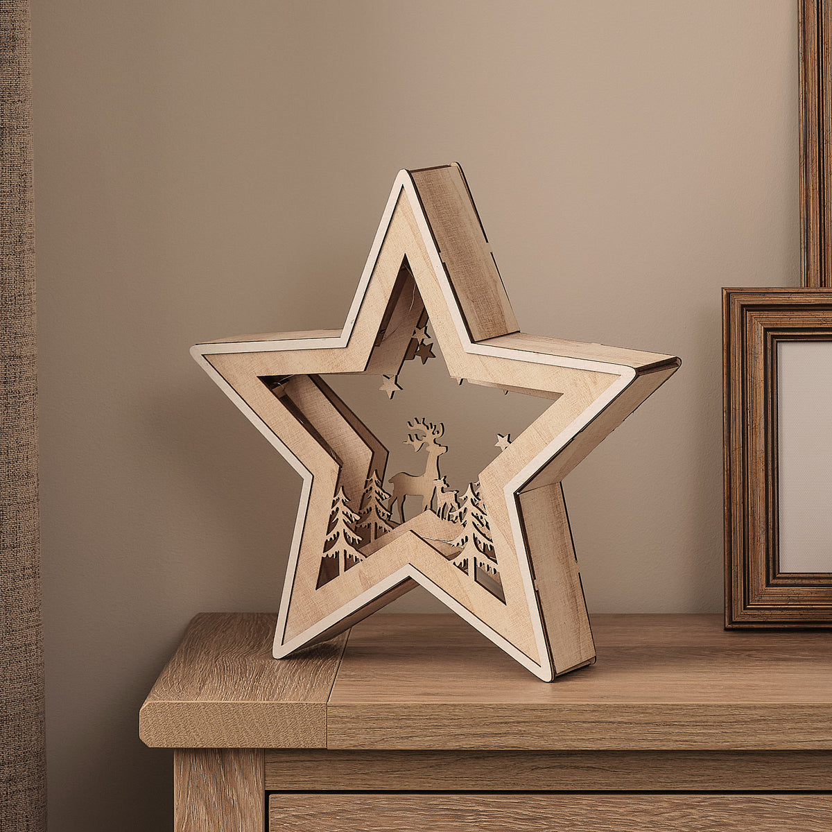 28 cm LED-Holzsilhouette Rentier unter Sternen in Warmweiß mit Timer
