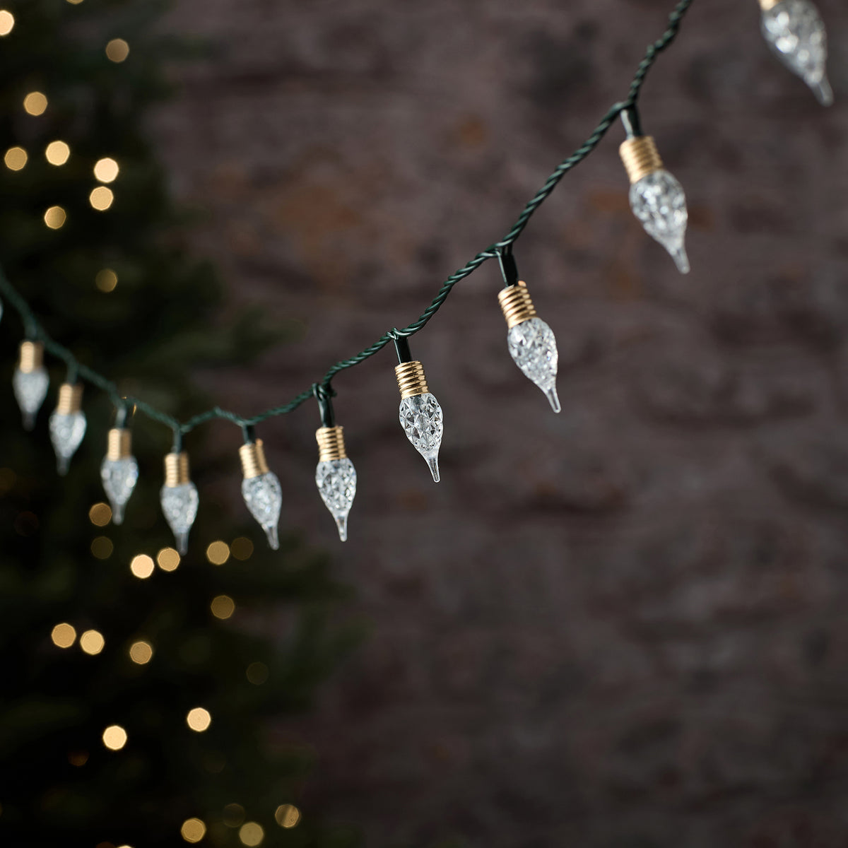 Warmweiße LED-Lichterkette außen mit 50 facettierten Tropfen und Timer-Funktion