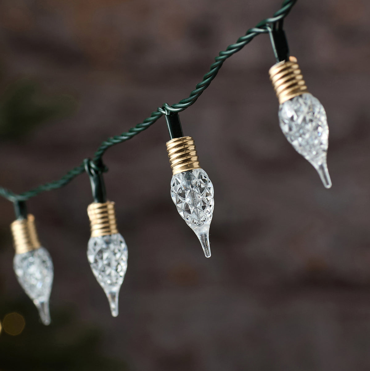 Warmweiße LED-Lichterkette außen mit 50 facettierten Tropfen und Timer-Funktion