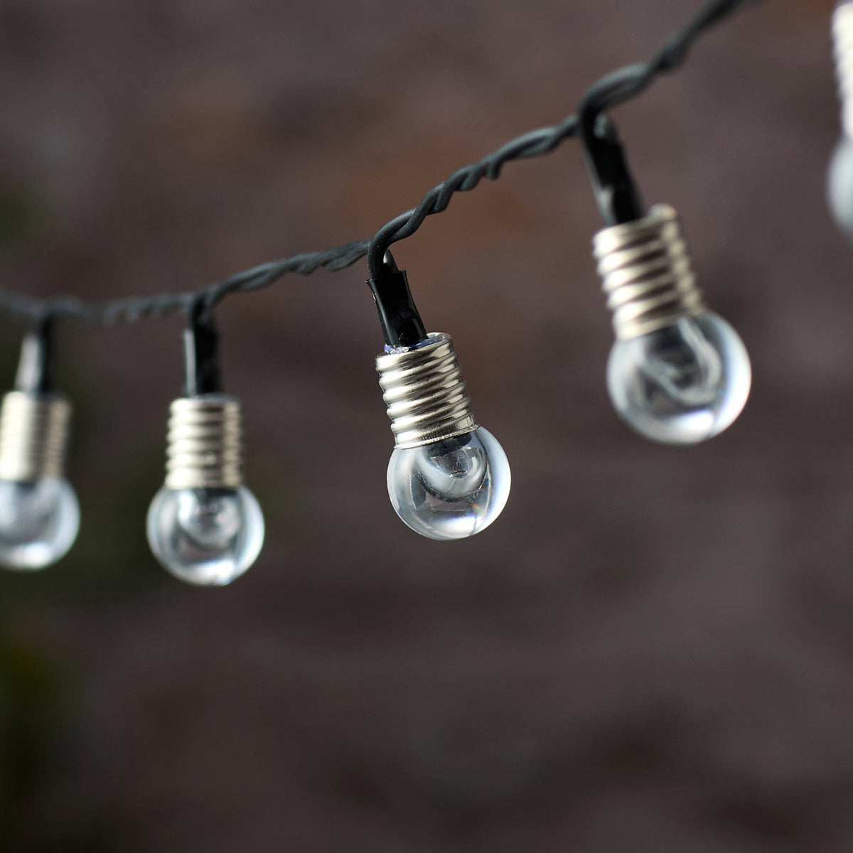 50er LED-Lichterkette mit Kristallkugeln außen warmweiß mit schwarzem Kabel